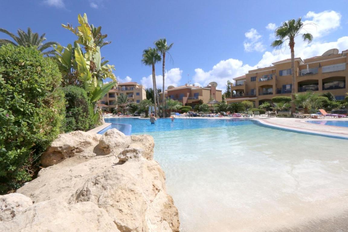 Victor Apartment Paphos Bagian luar foto